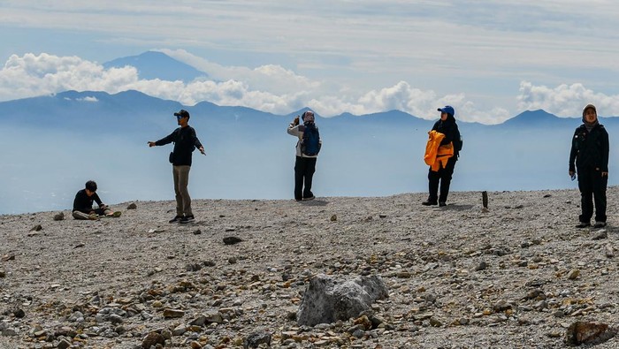 Pendaki menaiki bukit di samping kawah di Taman Wisata Alam (TWA) Gunung Papandayan di Kabupaten Garut, Jawa Barat, Senin (12/5/2025). Pengelola TWA Gunung Papandayan memprediksi pada libur panjang waisak 2025 hadirin yang berlibur di Gunung Papandayan mengalami peningkatan hingga 15 persen dibanding hari biasa atau meraih 2000 hadirin perhari sejak Sabtu (10/5)-Senin (12/5). ANTARA FOTO/Raisan Al Farisi/Spt.