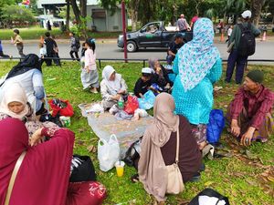 Guru Ngaji Asal Cianjur Ajak Rombongan Liburan ke TMII Sebelum Pergi Haji Guru Ngaji Asal Cianjur Ajak Rombongan Liburan ke TMII Sebelum Pergi Haji