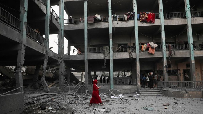 Sekolah Pengungsian di Gaza Hancur Dihantam Serangan Israel Palestinians inspect the damage at a school sheltering displaced people, following an Israeli strike, in Jabalia refugee camp, in the northern Gaza Strip, May 12, 2025. REUTERS/Mahmoud Issa TPX IMAGES OF THE DAY