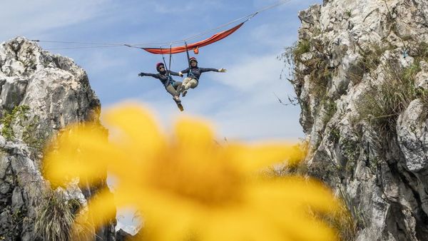 Sensasi Bergelantungan Menikmati Panorama Alam di Tebing Hawu Padalarang