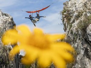 Sensasi Bergelantungan Menikmati Panorama Alam di Tebing Hawu Padalarang Sensasi Bergelantungan Menikmati Panorama Alam di Tebing Hawu Padalarang