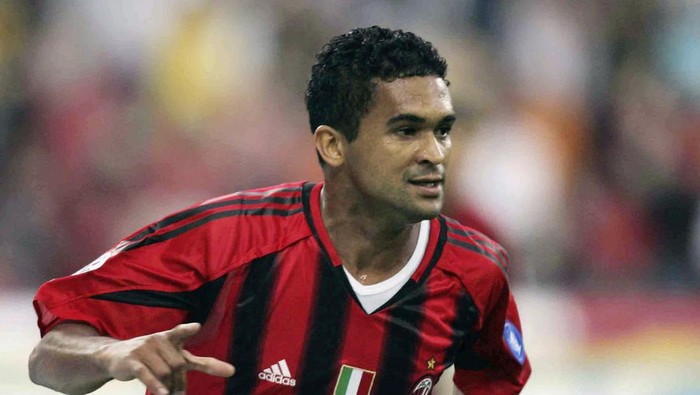 MILAN, ITALY - MAY 20:  Claudio Serginho of AC Milan celebrates scoring  a goal during the Serie A game between AC Milan and Palermo  at the Guisseppe Meazza San Siro Stadium on May 20, 2005 in Milan, Italy. (Photo by New Press/Getty Images)