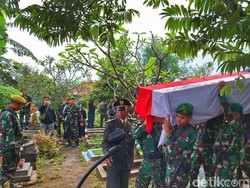 Haru di Pemakaman Mayor Anda Rohanda Korban Tragedi Ledakan Amunisi