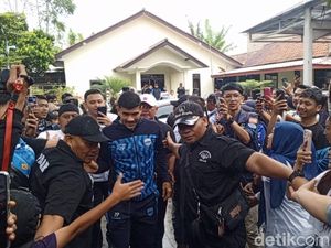 Antusiasme Bobotoh Banjiri Kediaman Bos Persib di Sumedang Antusiasme Bobotoh Banjiri Kediaman Bos Persib di Sumedang