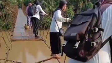 Guru Jambi Viral: Jembatan Rusak Terungkap, Minta Maaf?