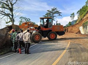 Tebing Longsor Tutup Jalur Lumajang-Malang, Lalu Lintas Buka Tutup Tebing Longsor Tutup Jalur Lumajang-Malang, Lalu Lintas Buka Tutup