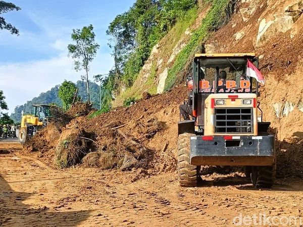 Tebing Longsor di Jalur Lumajang-Malang