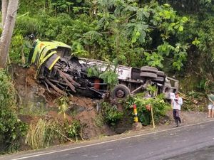 Lagi! Kecelakaan Terjadi di Lokasi Laka Maut Truk Vs Angkot Kalijambe Purworejo Lagi! Kecelakaan Terjadi di Lokasi Laka Maut Truk Vs Angkot Kalijambe Purworejo