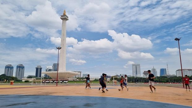 Warga Jakarta mempergunakan libur panjang Hari Raya Waisak 2025 dengan berolahraga di Monas. (Taufiq/detikcom)