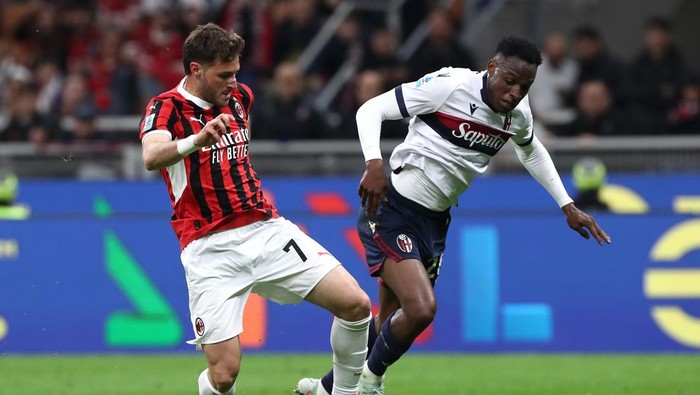 MILAN, ITALY - MAY 09: Santiago Gimenez of AC Milan is challenged by Jhon Lucumi of Bologna FC during the Serie A match between AC Milan and Bologna FC at Stadio Giuseppe Meazza on May 09, 2025 in Milan, Italy. (Photo by Marco Luzzani/Getty Images)