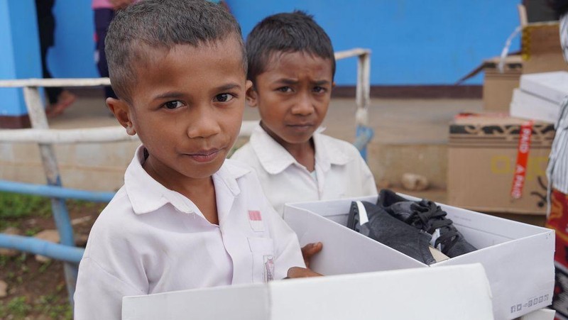 Berkat Sahabat Baik, Anak-anak di Nainefo NTT Kini Punya Sepatu