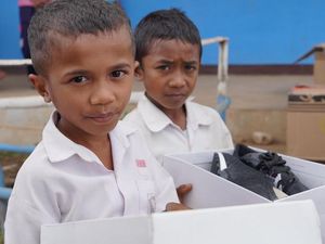 Berkat Sahabat Baik, Anak-anak di Nainefo NTT Kini Punya Sepatu