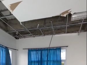 Video: Belum 2 Tahun, Atap Puskesmas Seharga Rp 4,2 M di Jombang Ambrol Timpa Pasien Video: Belum 2 Tahun, Atap Puskesmas Seharga Rp 4,2 M di Jombang Ambrol Timpa Pasien