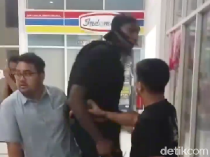 Video: Momen Penangkapan Pebasket AS Jarred Shaw Terkait Ganja di Tangerang Video: Momen Penangkapan Pebasket AS Jarred Shaw Terkait Ganja di Tangerang