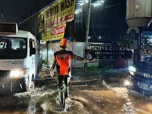 Banjir di Kolong Tol Meruya Jakbar Surut, Kendaraan Sudah Bisa Melintas Banjir di Kolong Tol Meruya Jakbar Surut, Kendaraan Sudah Bisa Melintas