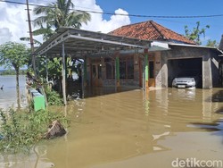 Rumah Tergenang Banjir, Warga Sumenep Tak Bisa Masak Sejak Semalam