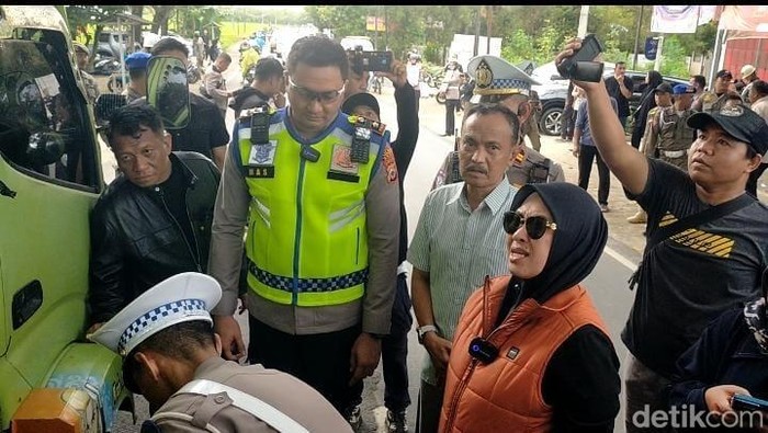 Bupati Gowa Husniah Talenrang bareng kepolisian di saat raziah truk over kapasitas. Bupati Gowa Husniah Talenrang bareng kepolisian di saat raziah truk over kapasitas.