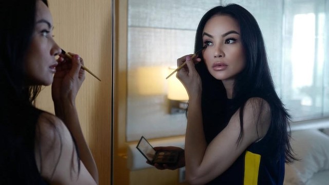 Berita Viral Selebriti dari InsertLive : 7 Pesona Dearly Djosua Sosialita yang Jadi Gandengan Ari Lasso di Nikahan Luna Maya