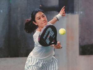 5 Potret Dian Sastrowardoyo Asyik Main Padel 5 Potret Dian Sastrowardoyo Asyik Main Padel