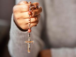 Doa Rosario Hari Ini Sabtu, 14 Juni: Kelahiran Yesus di Bethlehem Doa Rosario Hari Ini Sabtu, 14 Juni: Kelahiran Yesus di Bethlehem