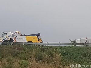 Ban Pecah, Mobil Boks Terguling di Tol Klaten Ban Pecah, Mobil Boks Terguling di Tol Klaten