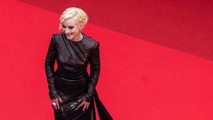 Foto: Gaya Terlarang Para Bintang di Red Carpet Cannes 2025 Hari Pertama