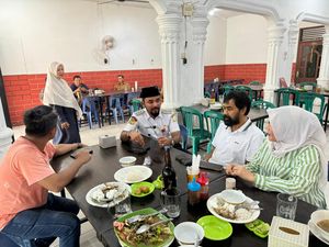 Mualem Tiba di Aceh Usai Cek Kesehatan, Nikmati Sop di Langsa Mualem Tiba di Aceh Usai Cek Kesehatan, Nikmati Sop di Langsa