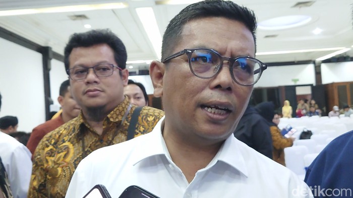 Gubernur Banten Andra Soni mengaku kecewa soal pebisnis Kadin Cilegon minta proyek Rp 5 triliun tanpa tender di proyek PT Chandra Asri Alkali (CAA). (M Iqbal/detikcom) Gubernur Banten Andra Soni mengaku kecewa soal pebisnis Kadin Cilegon minta proyek Rp 5 triliun tanpa tender di proyek PT Chandra Asri Alkali (CAA). (M Iqbal/detikcom)