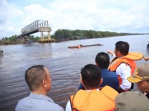 Jembatan P6 Lalan yang Ambruk 9 Bulan Lalu Akhirnya Mulai Diperbaiki Jembatan P6 Lalan yang Ambruk 9 Bulan Lalu Akhirnya Mulai Diperbaiki