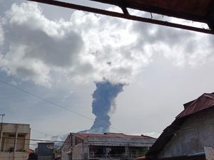 Gunung Marapi Erupsi Pagi ini, Semburkan Abu Vulkanik 1,6 Kilometer Gunung Marapi Erupsi Pagi ini, Semburkan Abu Vulkanik 1,6 Kilometer