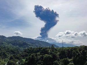 Video: Marapi Kembali Erupsi, Semburkan Abu Vulkanik Setinggi 1,6 Kilometer Video: Marapi Kembali Erupsi, Semburkan Abu Vulkanik Setinggi 1,6 Kilometer