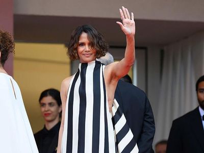 7 Gaya Halle Berry Terpaksa Ganti Gaun di Red Carpet Cannes karena Aturan Baru