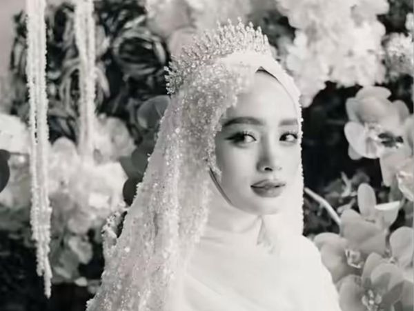 7 Foto Inara Rusli Tampil Bak Pengantin, Manglingi Dengan Full Makeup