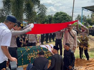 Ipda Almu Jamil Sempat Lindungi Istri Saat Pohon Tumbang Menimpa Mobilnya Ipda Almu Jamil Sempat Lindungi Istri Saat Pohon Tumbang Menimpa Mobilnya