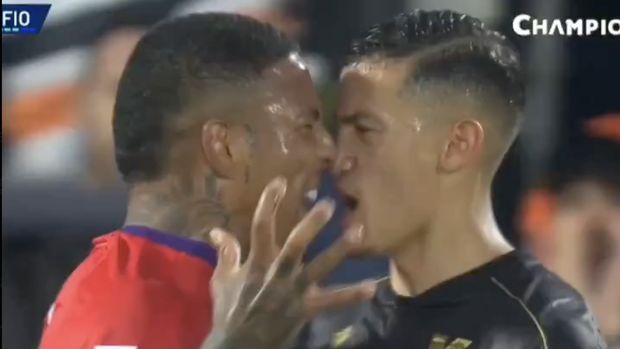 Kapten Venezia Jay Idzes kedapatan ribut dengan gelandang Fiorentina Michael Folorunsho.