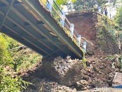 Video: Jembatan di Pasuruan Ambruk, Warga Terpaksa Seberangi Sungai