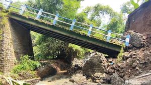 Penampakan Jembatan  Antar Desa di Pasuruan Ambruk
