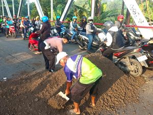 Setelah Kemacetan Viral, Jembatan Legundi Gresik yang Rusak Diperbaiki Setelah Kemacetan Viral, Jembatan Legundi Gresik yang Rusak Diperbaiki