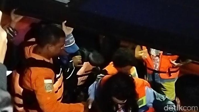 Kapal Tenggelam KM Wafil Putra 01 yang karam di perairan Batu Tiga, kawasan Taman Nasional Komodo, Manggarai Barat, NTT, Rabu (14/5/2025) malam.