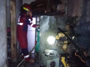 Diduga Dibakar Pemiliknya, Rumah di Ciamis Hangus Terbakar Diduga Dibakar Pemiliknya, Rumah di Ciamis Hangus Terbakar