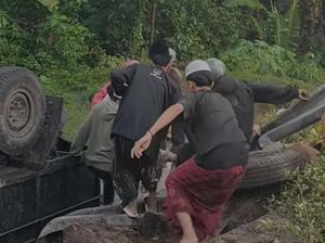 Tak Kuat Menanjak, Truk Angkut 14 Orang Terbalik di Lombok Tengah