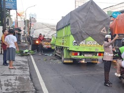 Tabrakan 2 Truk di Bogor, 1 Orang Dilarikan ke RS