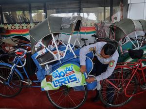 Keliling Solo Naik Becak, Kini Bisa Bayar Pakai QRIS Keliling Solo Naik Becak, Kini Bisa Bayar Pakai QRIS