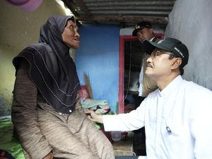 Mensos Kunjungi Rumah Calon Siswa Sekolah Rakyat di Pasuruan