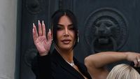Foto Kim Kardashian Jadi Saksi Kasus Perampokan Berlian, Glamor di Pengadilan
