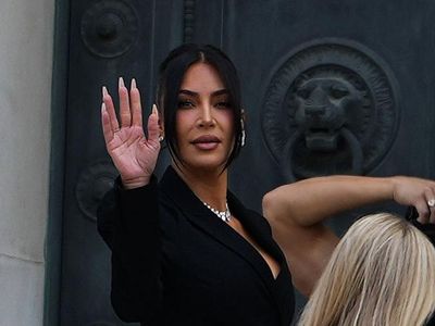 Foto Kim Kardashian Jadi Saksi Kasus Perampokan Berlian, Glamor di Pengadilan