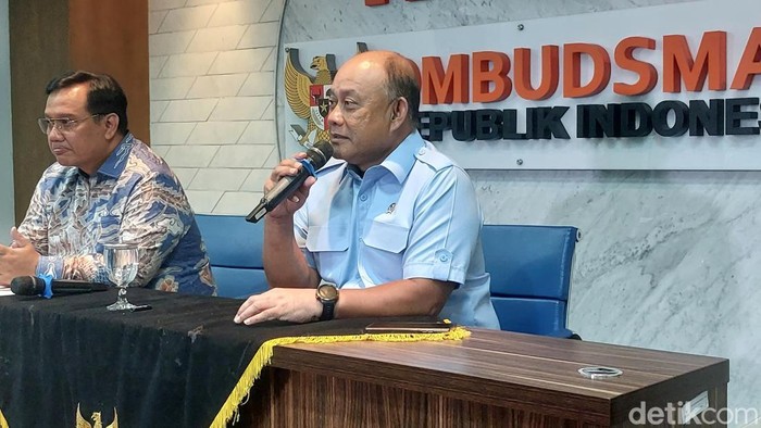 Anggota Ombudsman RI, Yeka Hendra Fatika dan Kepala Badan Badan Gizi Nasional (BGN) Dadan Hindayana di Kantor Ombudsman, Jakarta Selatan, Rabu (14/5/2025).