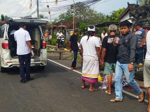 Pemotor Lansia Tewas Terlindas Truk Tronton di Jalan Denpasar-Gilimanuk