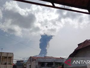Gunung Marapi Meletus Lontarkan Abu Vulkanik 1.600 meter, Status Waspada Gunung Marapi Meletus Lontarkan Abu Vulkanik 1.600 meter, Status Waspada