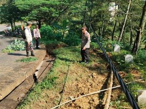 Jalur Ponorogo-Trenggalek Lumpuh Akibat Longsor Jalur Ponorogo-Trenggalek Lumpuh Akibat Longsor